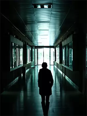 男孩爱上保姆,保姆却想骗他钱